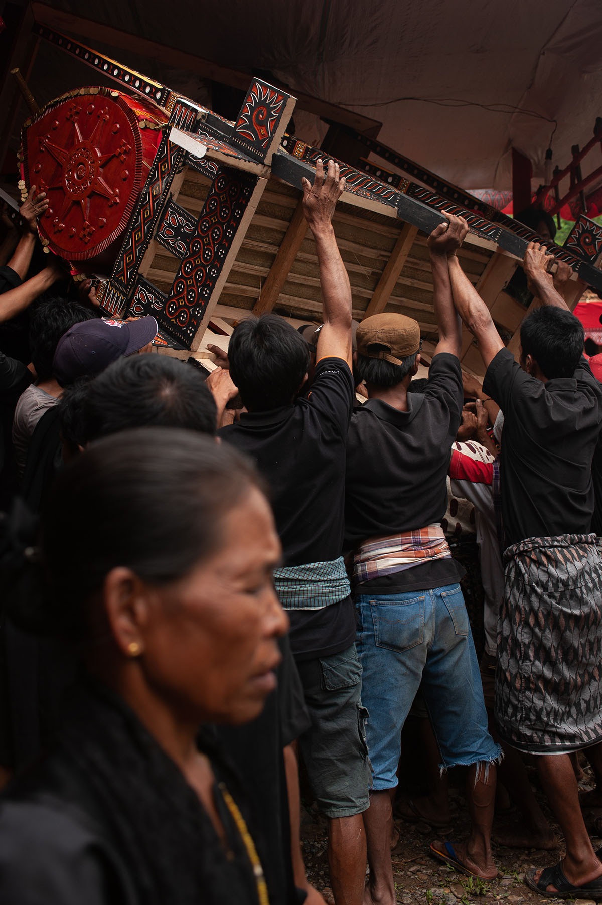 Ritual shaking of the coffin at a funeral in Tana Toraja