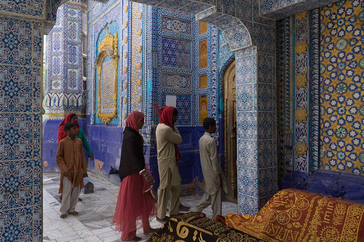 Pilgrims approaching Daraza's famous shrine